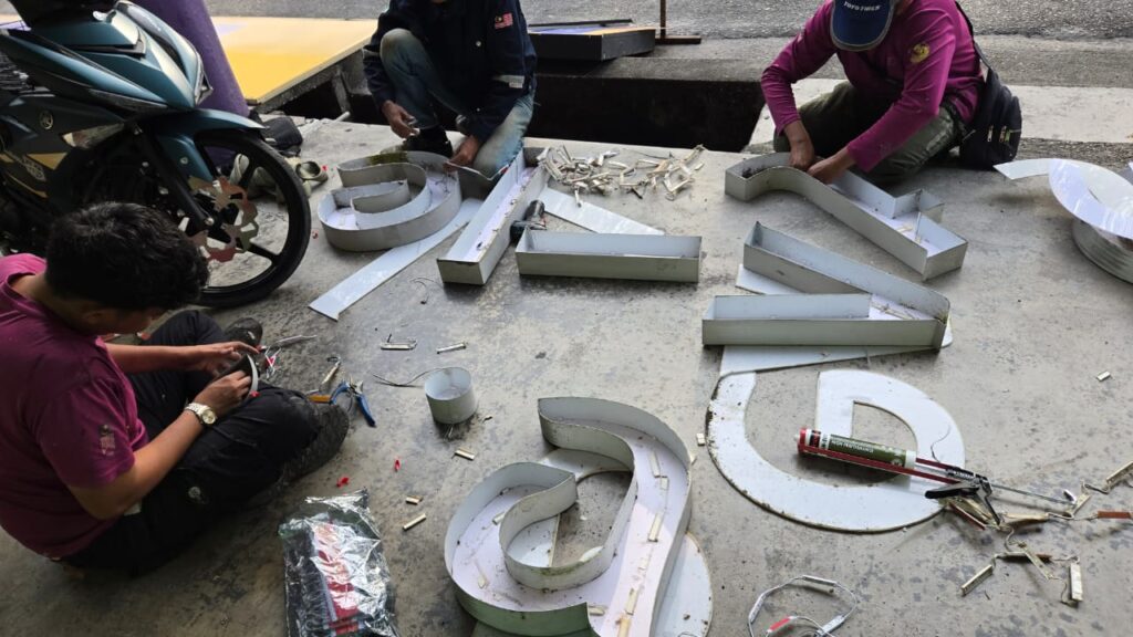 Signboard maintenance and repair service by ZD Sign Specialist